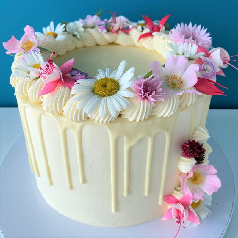 Layer cake - drips & décoration fleurs comestibles (en saison)