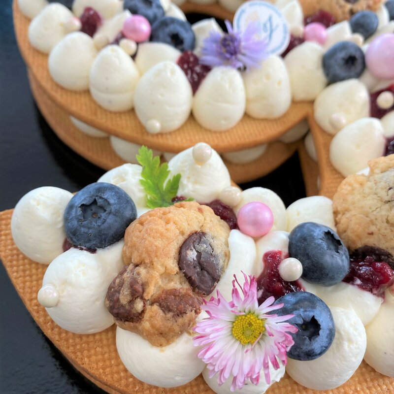 Letter cake & fleurs & fruits ( en saison)