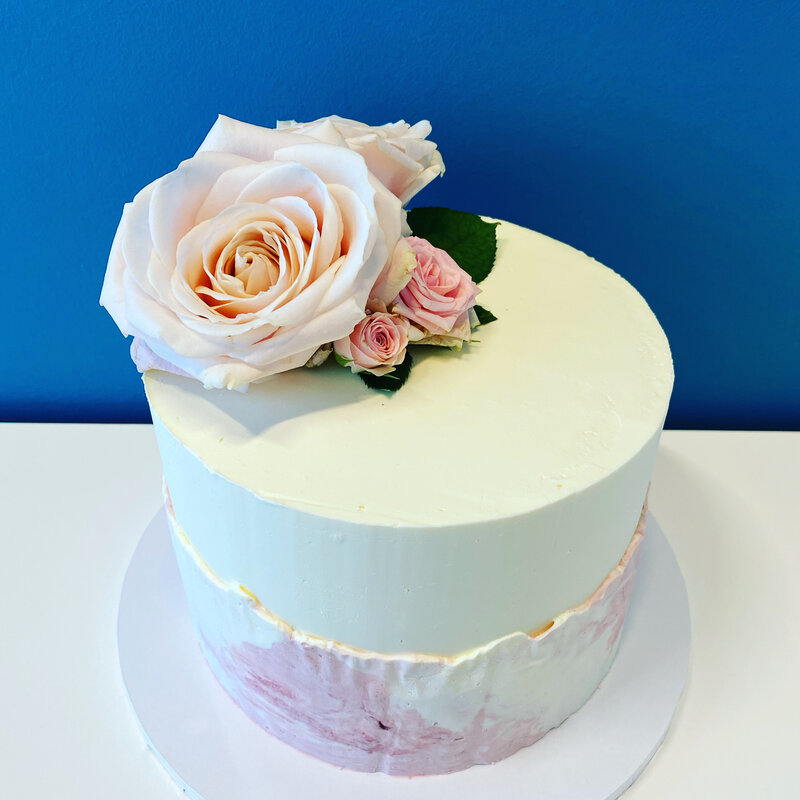 Layer cake, crème et fleurs