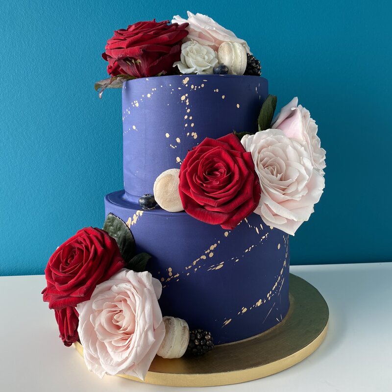 Wedding cake - fleurs et pate a sucre bleue/or