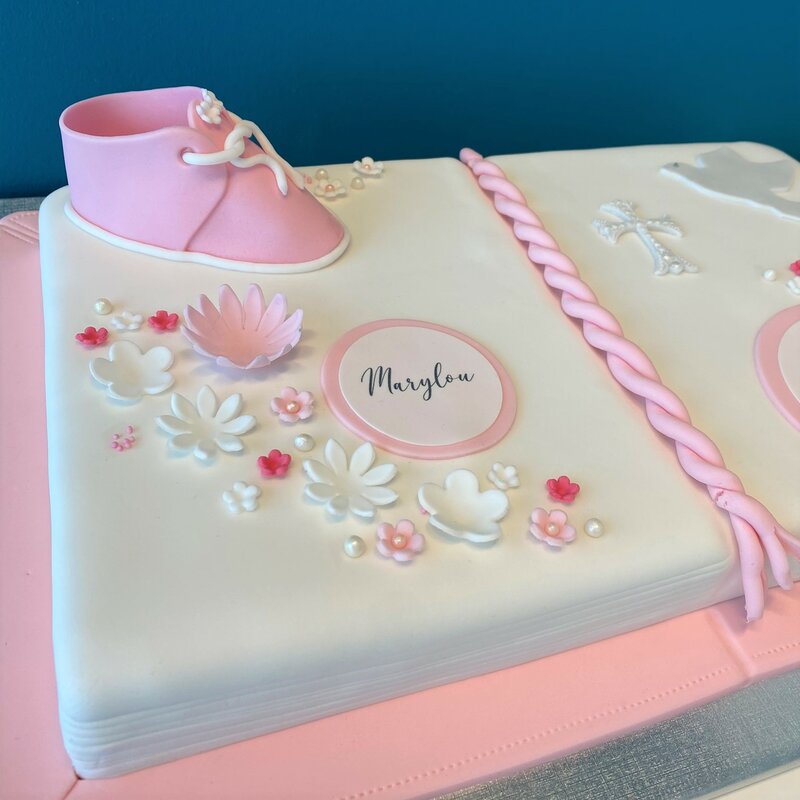 Layer cake décoré - bapteme livre rose