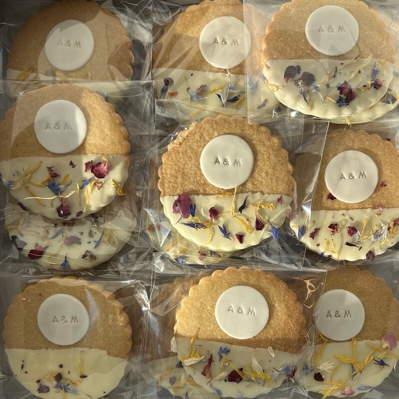 Cookie with floral decoration